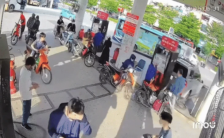 Ô tô lùi trúng cây xăng gây cháy dữ dội, nhân viên tháo chạy
