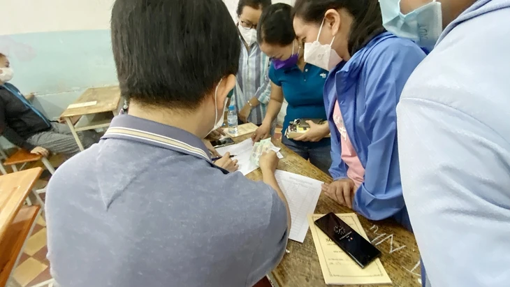 Biến tướng lạm thu đầu năm học nào cũng gây bức xúc, làm sao ngăn chặn?