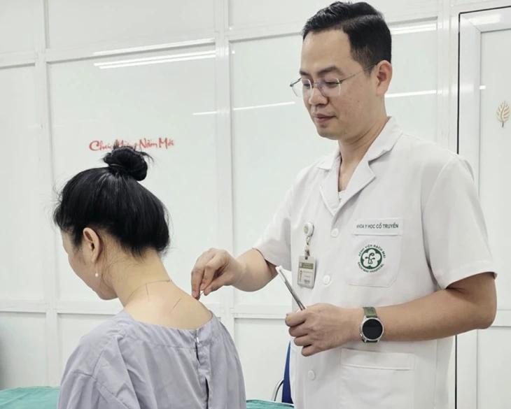 Dân văn phòng khổ sở vì đau cổ vai gáy, có cách nào cải thiện?