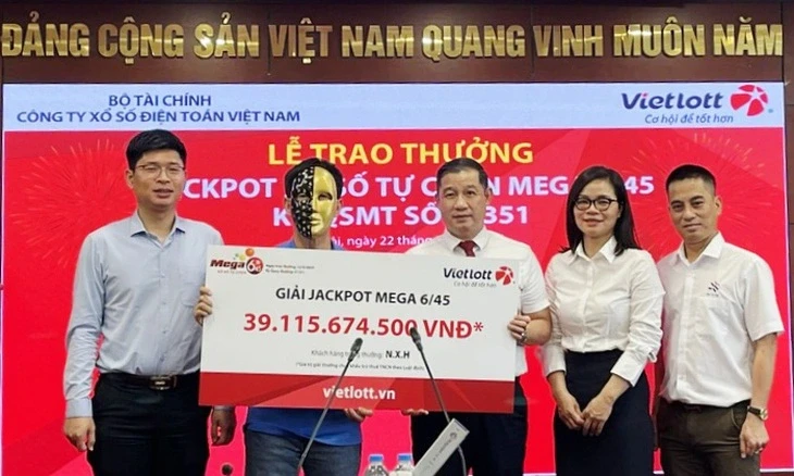Vietlott lại tìm ra vé số trúng tiền tỉ sau xôn xao 'cụ ông U80' như thanh niên