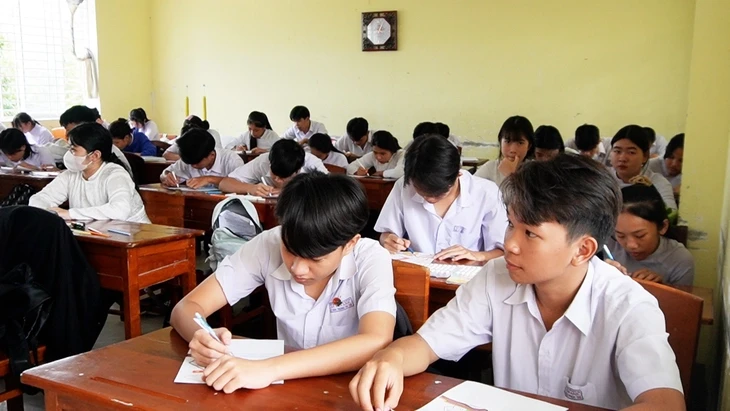 Gần 500 học sinh theo cha mẹ về tỉnh Cà Mau mới