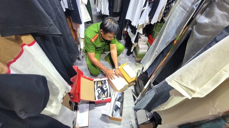 Shop thời trang ở Long An không đăng ký kinh doanh, chứa hơn 4 tấn hàng không giấy tờ