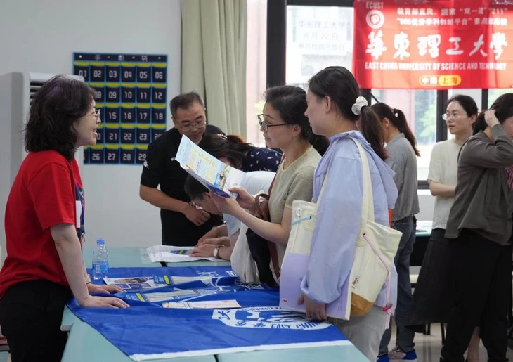 Một gia đình Trung Quốc mất hơn 110.000 USD vì tin lời chạy trường điểm cho con