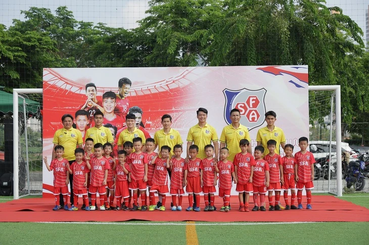 Thành Chung, Hai Long, Tuấn Hải truyền cảm hứng cho các cầu thủ nhí TP.HCM