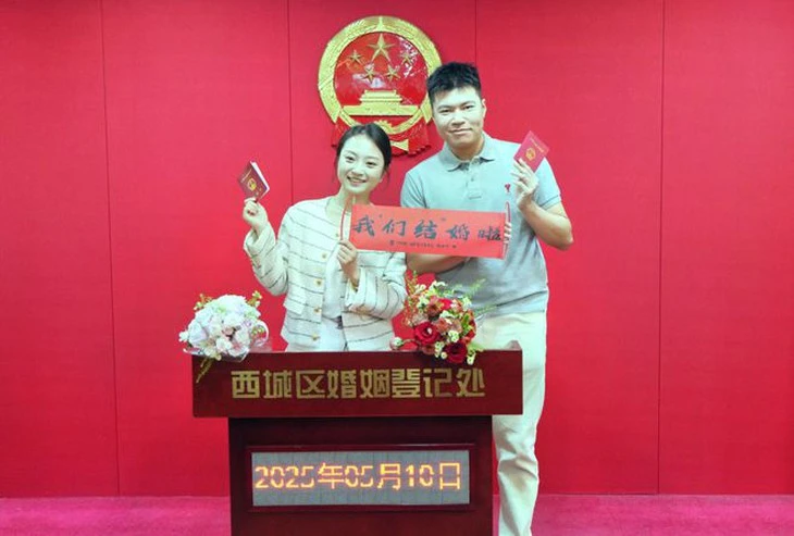 Bắc Kinh cho đăng ký kết hôn ở công viên, chùa..., dân không còn phải về quê