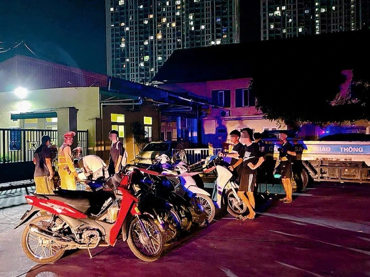 Xử lý hàng chục trường hợp vi phạm giao thông khi 'đi bão' mừng U23 Việt Nam vô địch