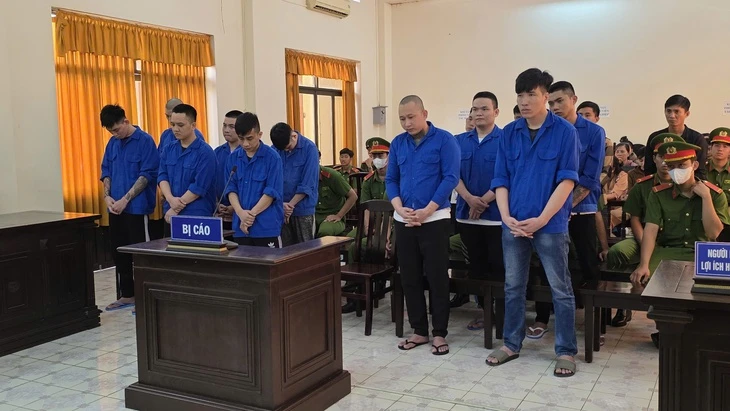 Bị phạt 11 năm tù vì dùng súng bắn nhau náo loạn trên quốc lộ