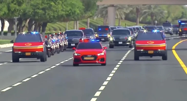 Tổng thống Donald Trump được đón rước bằng xe Tesla, tiêm kích và lạc đà