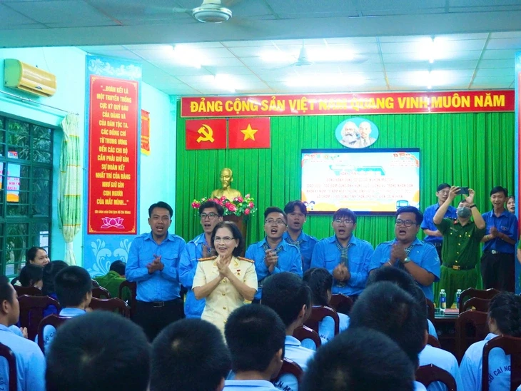 Nữ thương binh, anh hùng lực lượng vũ trang tâm sự với thanh thiếu niên cai nghiện ma túy