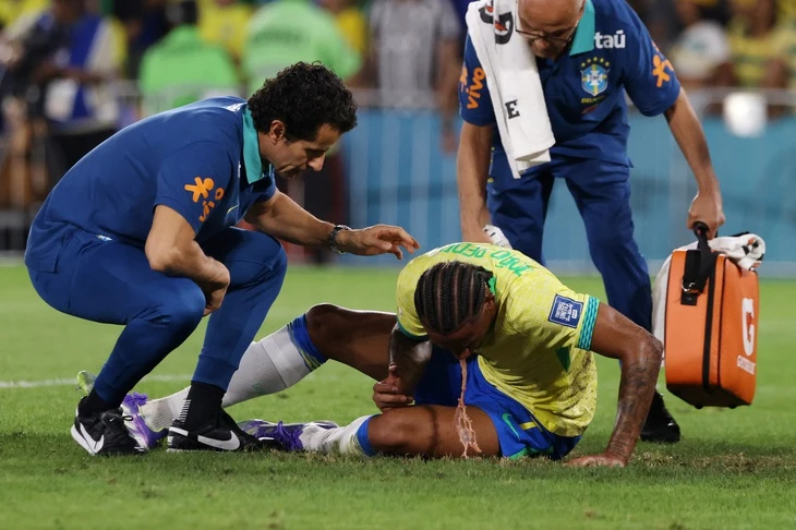 Tiền đạo tuyển Brazil nôn mửa trên sân sau khi va chạm đồng đội
