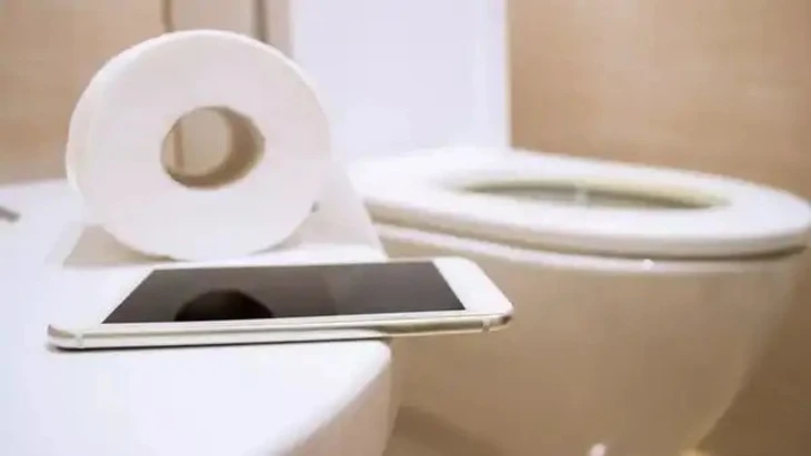Căn bệnh dễ mắc nếu thường xuyên lướt điện thoại khi đi vệ sinh