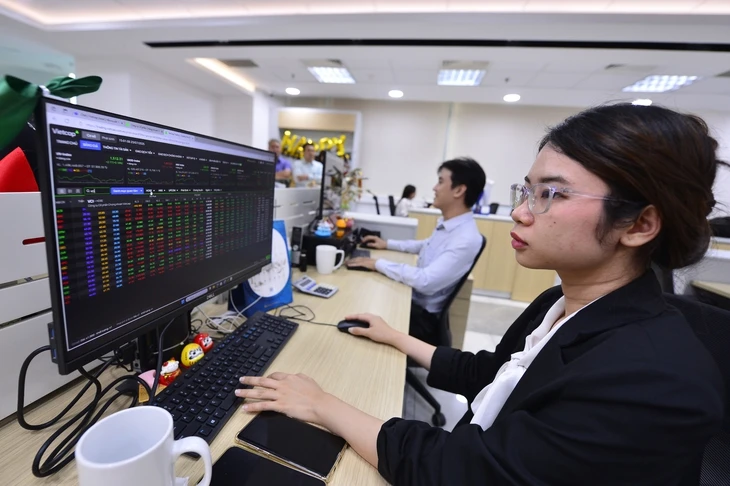 Chứng khoán bất ngờ 'rơi' sâu sau khi vượt mốc lịch sử 1.700