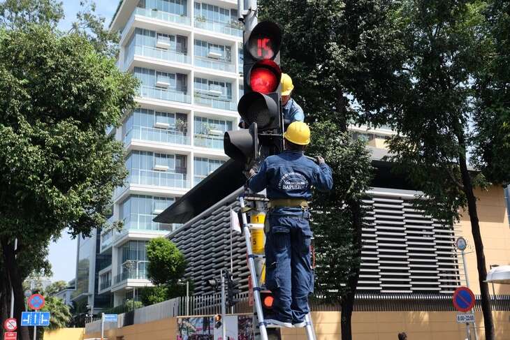 Tin tức sáng 1-3: TP.HCM rà soát đèn giao thông, biển báo; Dự báo Ngân hàng Nhà nước tăng lãi suất