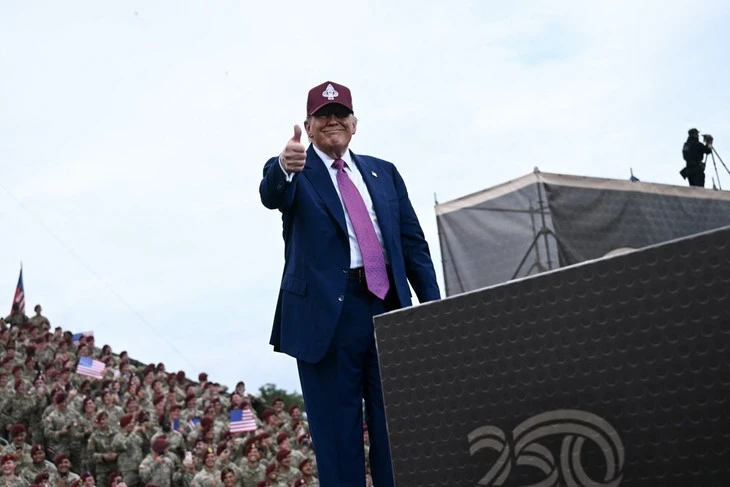 Ông Trump nhảy điệu 'đặc sản' trên sân khấu với các quân nhân
