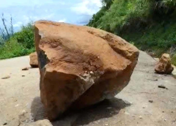 Đá rơi liên tục xuống tỉnh lộ 627C Quảng Ngãi, người dân vừa lái xe vừa nhìn núi