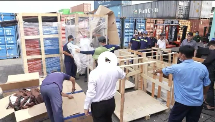 Phát hiện thuốc lá lậu gần 6 tỉ đồng trong lô hàng gạch lát nền, ghế sofa... tại cảng Cát Lái