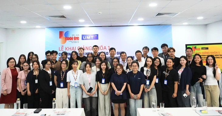 Sinh viên Trường đại học Quản lý và Công nghệ TP.HCM bắt đầu học tại báo Tuổi Trẻ