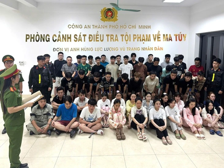 Cảnh sát ập vào kiểm tra Bar Revo ở Vũng Tàu, 50 người bị bắt vì ma túy