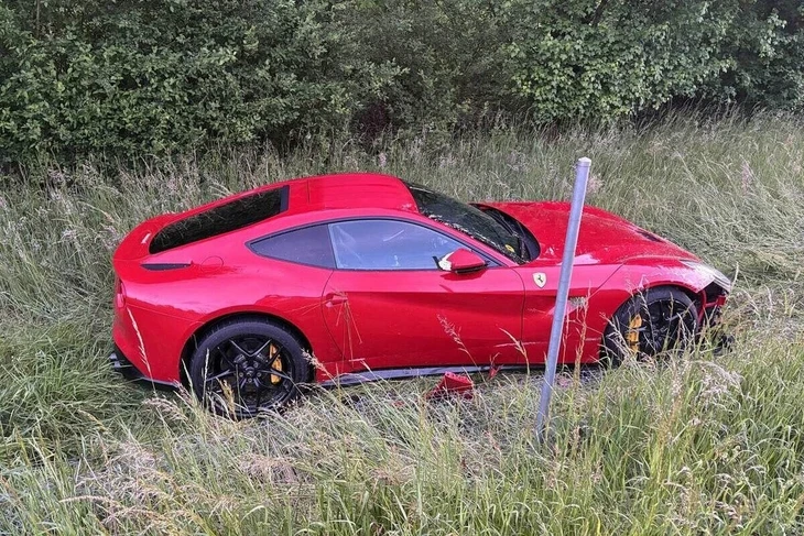 Xe Ferrari hàng chục tỉ gặp nạn lao xuống mương, chủ xe lại hành động khó hiểu, nguy cơ bị truy tố