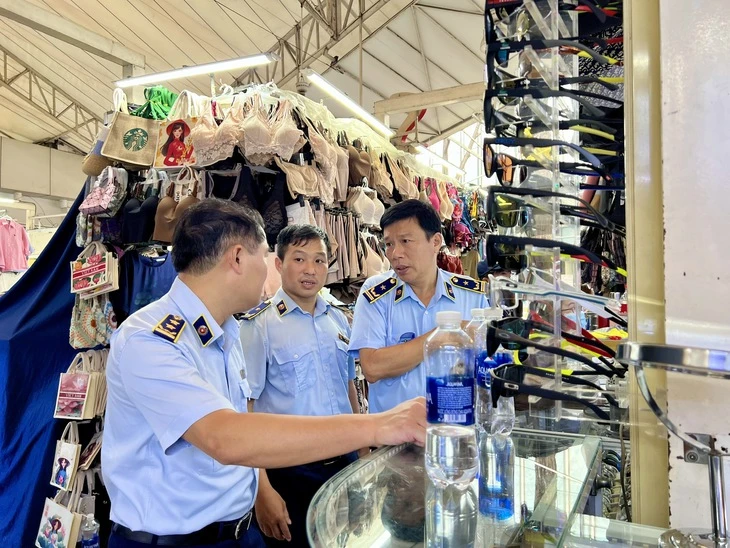 TP.HCM tăng cường kiểm tra hàng giả tại chợ Bến Thành - Saigon Square
