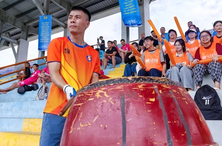 CĐV Công đoàn Ngân hàng Việt Nam cuồng nhiệt cổ vũ đội nhà hướng tới ngôi vương