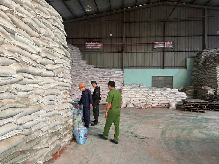 Bắt 3 người trong đường dây sản xuất phân bón giả, thu giữ trên 70 tấn hàng giả