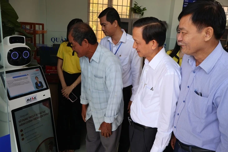 Xã đầu tiên của Tây Ninh thử nghiệm robot lễ tân, gửi lời chào và hướng dẫn người dân