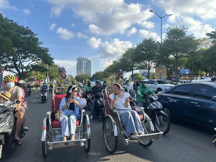 Xích lô Đà Nẵng trang bị công nghệ thuyết minh 15 thứ tiếng