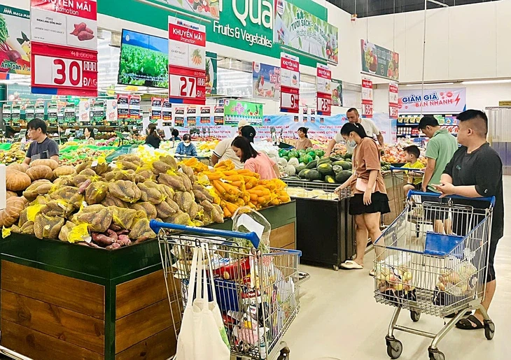 Siêu thị tăng hàng thiết yếu trong mùa bão