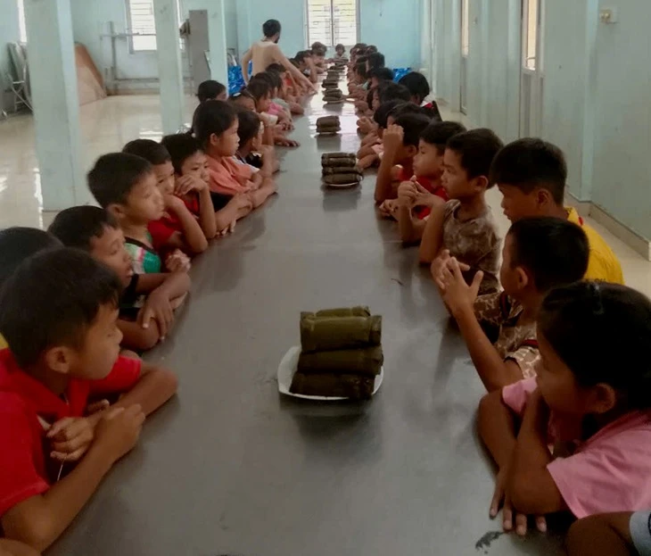 Phó hiệu trưởng nói không cho học sinh ngộ độc đi viện vì 'chờ điều ô tô chở'