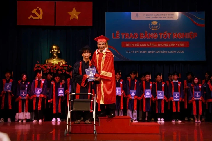 Mồ côi, đôi chân không lành lặn và đam mê thiết kế đồ họa