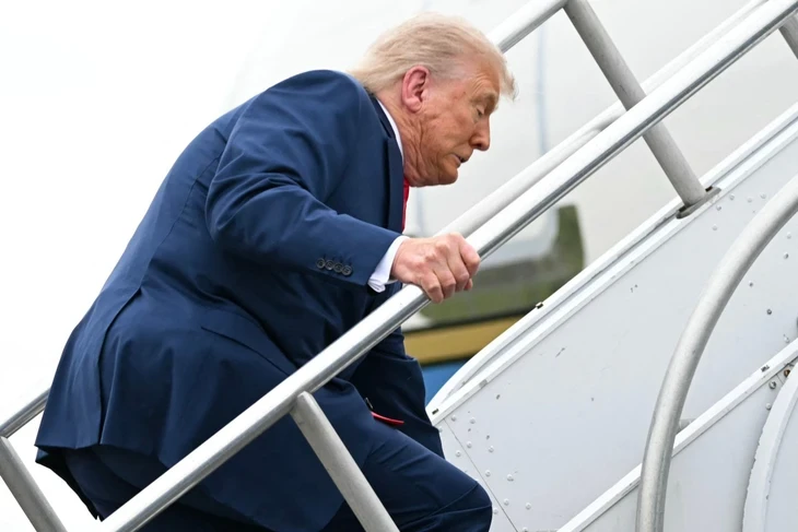 Xem video ông Trump vấp khi lên máy bay, dân mạng nhắc chuyện 'khịa' ông Biden