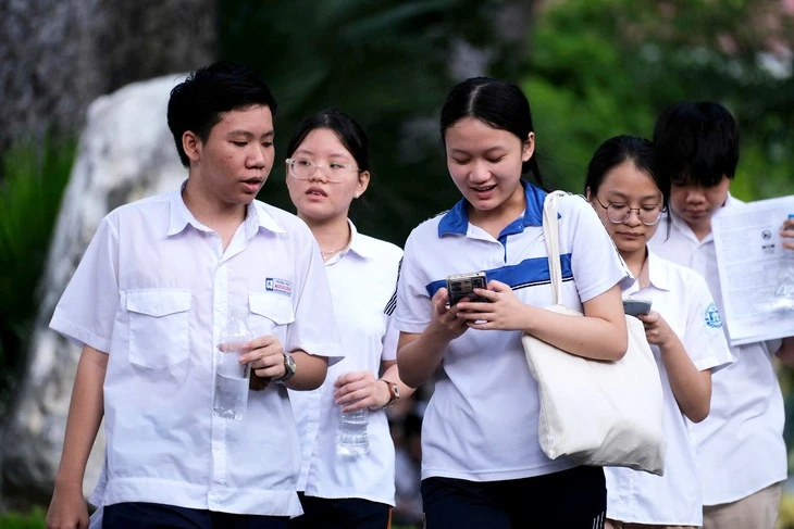 Điểm chuẩn vào lớp 10 ở Hà Nội: Nơi 24 điểm vẫn rớt, chỗ 10 điểm đã đậu