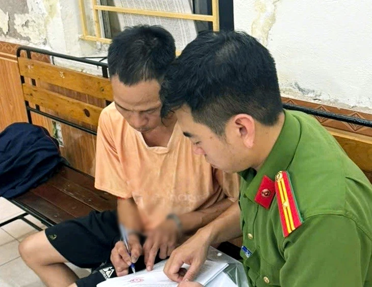 Tạm giữ ông bố xích hai chân con trai treo ngược rồi đánh