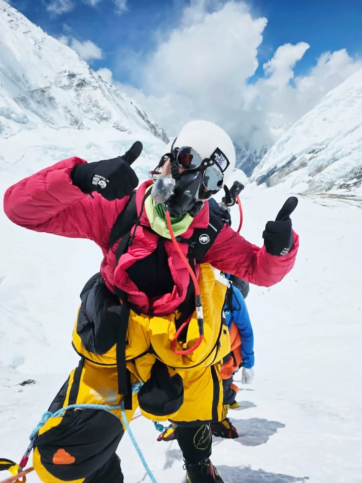 Cô giáo dạy vẽ chinh phục tuyết sơn Everest