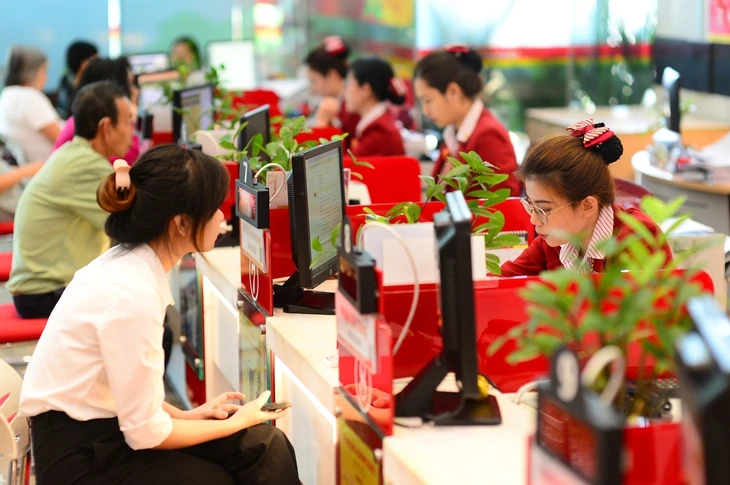 Ngân hàng, bảo hiểm đua chuyển đổi số