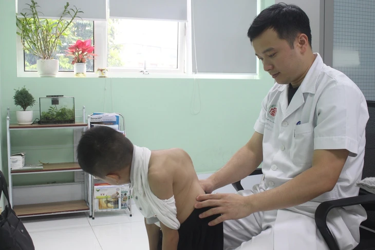 Bé trai 9 tuổi khó thở vì cột sống biến dạng sau 2 năm không tái khám