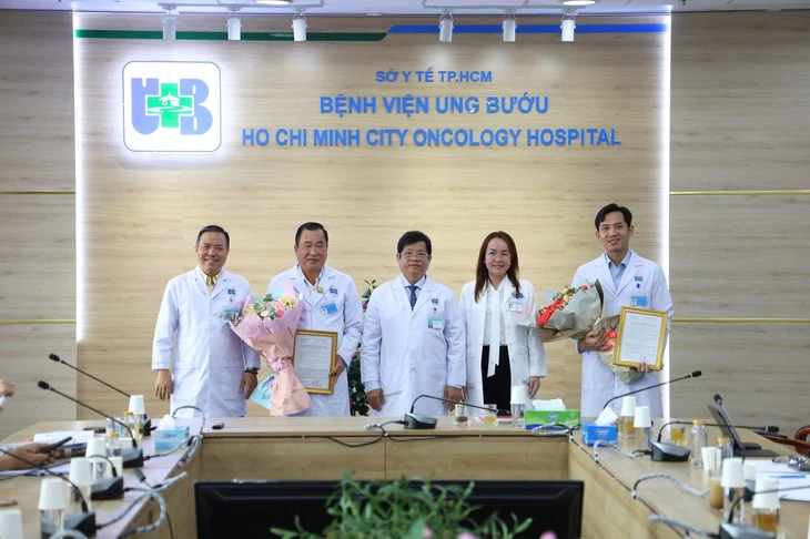 Cấp cứu bé gái bị hạ canxi máu trên máy bay: Trên chuyến bay hôm ấy, tôi không chỉ làm bác sĩ
