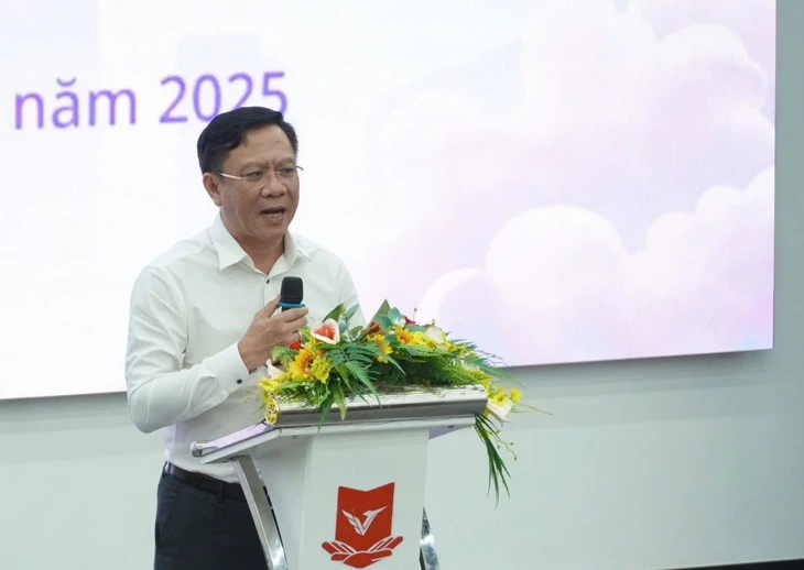 Bán hàng qua livestream: Chốt đơn từ bó rau vài ngàn đến siêu xe tiền tỉ