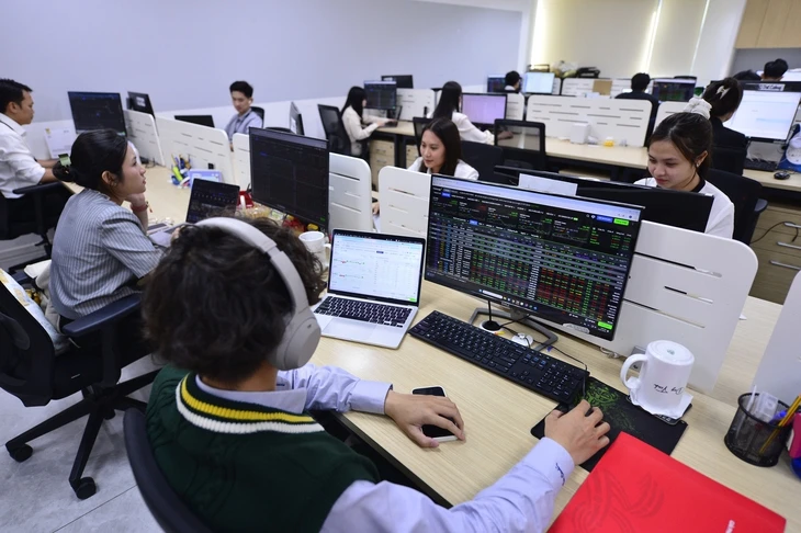 Đánh thuế ngay với cổ tức trả bằng cổ phiếu: 'khổ' nhà đầu tư, doanh nghiệp cũng 'đau đầu'