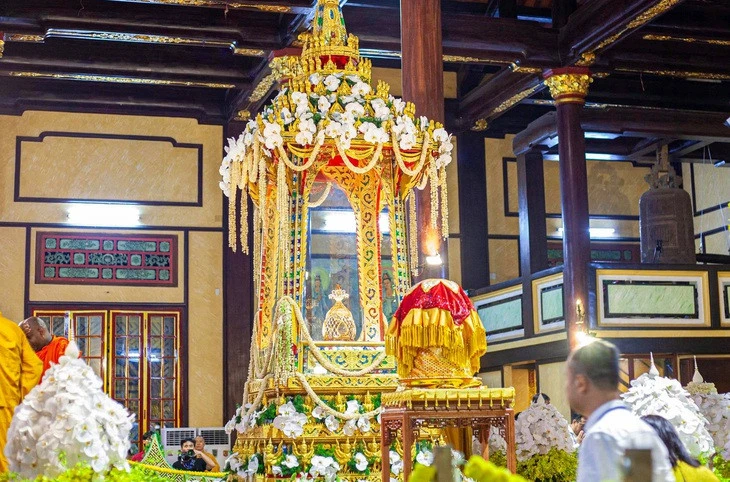 Đà Nẵng: Người dân thức xuyên đêm chiêm bái xá lợi Phật