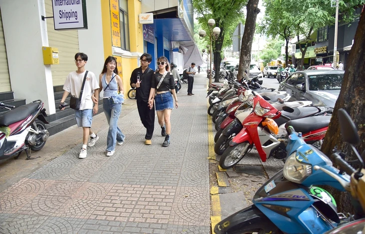 TP.HCM rà soát để kiến nghị sử dụng tạm lòng đường, vỉa hè hiệu quả, ngăn lấn chiếm