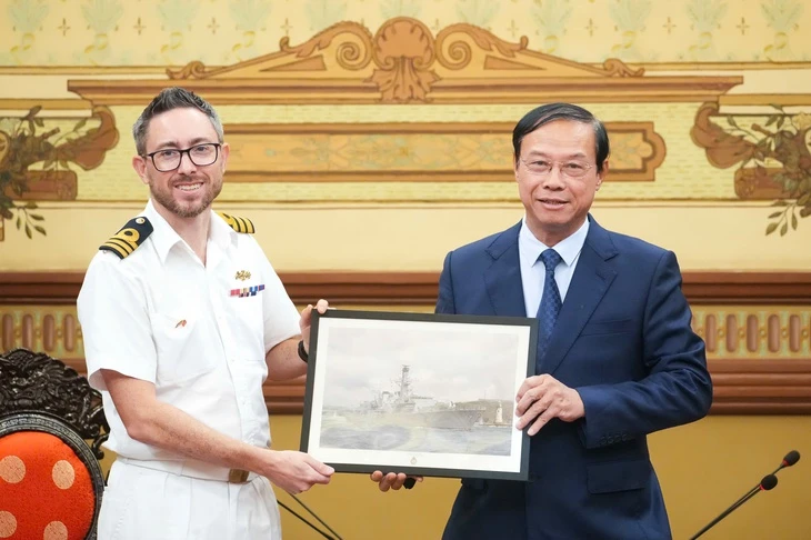 Tàu Hải quân Anh HMS Richmond trở lại TP.HCM sau 4 năm
