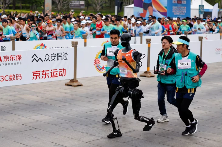 21 robot hình người lần đầu chạy đua marathon cùng người thật