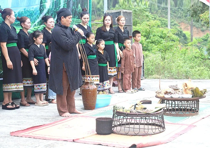 Người Ơ Đu ăn Tết đón tiếng sấm