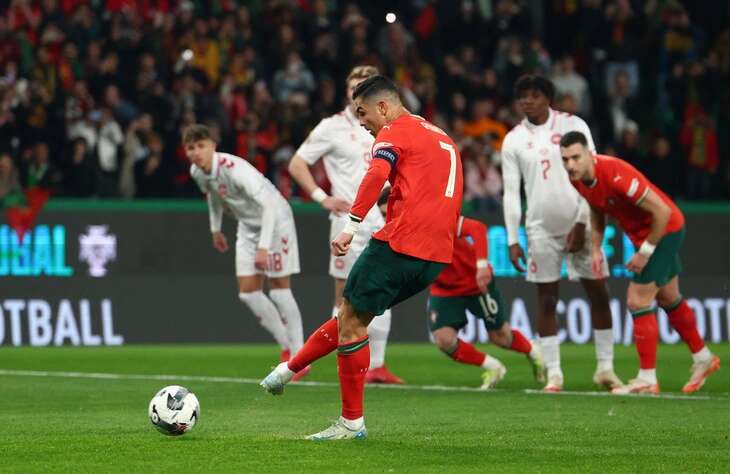 Ronaldo hỏng phạt đền vẫn giúp Bồ Đào Nha vượt qua Đan Mạch 5-2