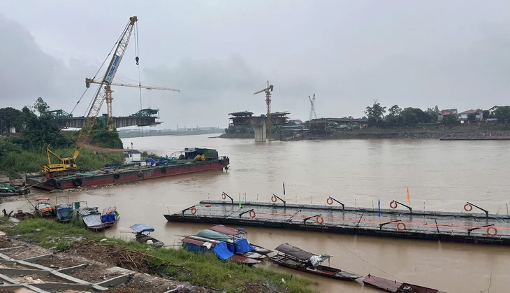 Cầu phao và phà quân sự qua khu vực cầu Phong Châu vẫn chưa thể hoạt động