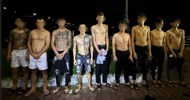 Tụ tập lúc rạng sáng chờ 'đối thủ', 9 thanh niên bị công an xử phạt