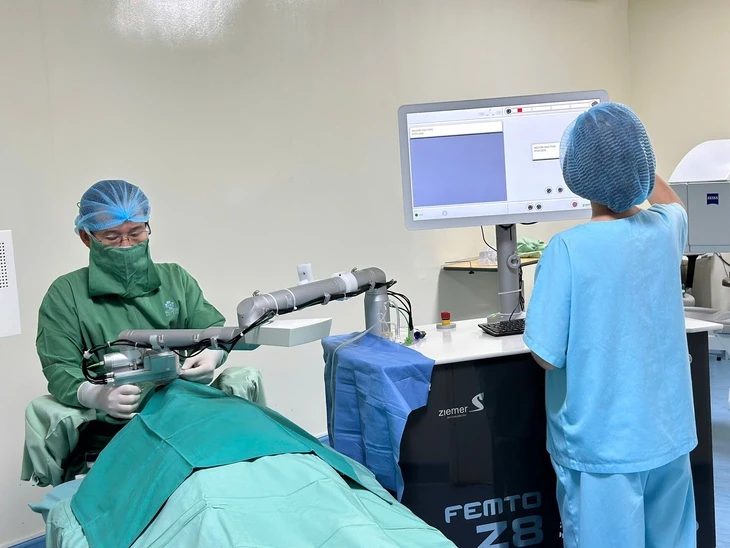 Hồi phục thị lực sau một ngày mổ đục thủy tinh thể nhờ Phaco không dao