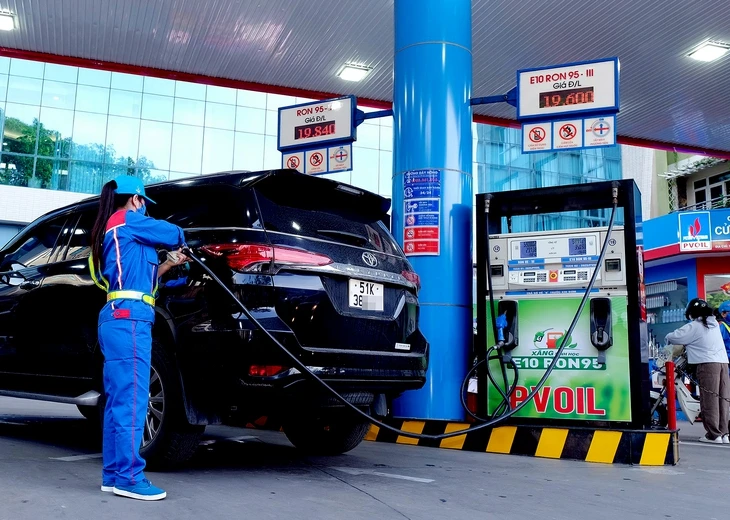 Thực hư chuyện phải ‘lắc xe’ trước khi dùng xăng E10?